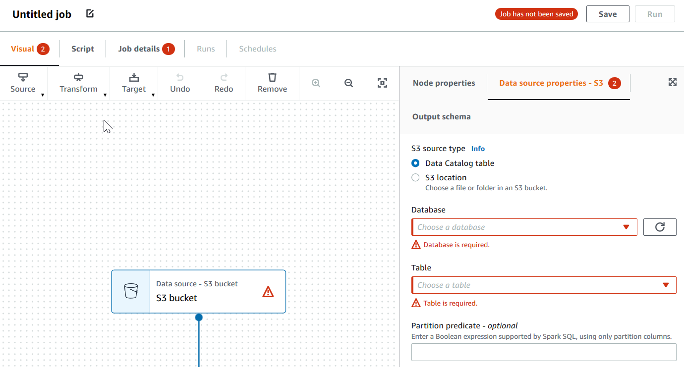 Screenshot mit der Registerkarte „Visual“ im Auftragseditor, die mit dem Hinweis „2“ gekennzeichnet ist. Der Datenquellknoten, der mit einem Warnhinweis markiert ist, ist ausgewählt. Im Bereich mit den Knotendetails enthält die Registerkarte „Data source properties (Datenquelleigenschaften)“ den Hinweis „2“ und ist ausgewählt. Zwei Felder, „Database (Datenbank)“ und „Table (Tabelle)“, sind rot dargestellt und enthalten Meldungen darunter, die angeben, dass ein Wert in diesen Feldern erforderlich ist.