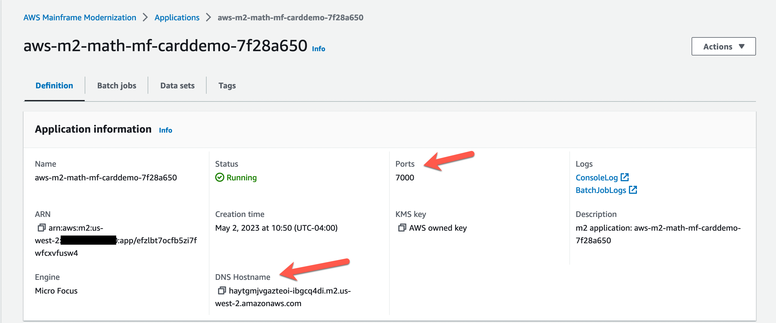 Die Seite mit den Anwendungsdetails, auf der die CardDemo Anwendung mit dem identifizierten Port und dem DNS-Hostnamen angezeigt wird.