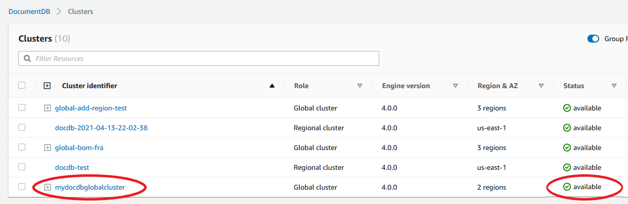 Lista de clústeres regionales y globales que muestran el estado de disponibilidad, con mydocdbglobalcluster resaltado.