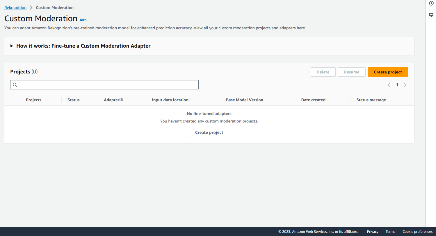 Interfaz de Moderación personalizada de Rekognition, donde se muestra que no hay adaptadores afinados existentes y aparecen opciones para crear un nuevo proyecto o realizar búsquedas.