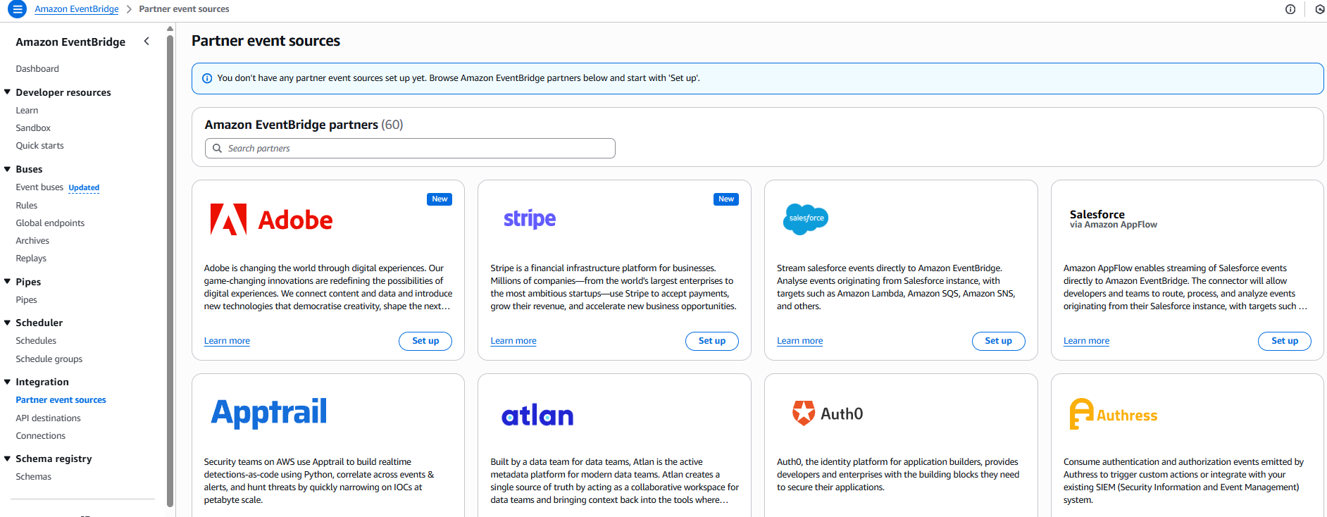 Los servicios de AWS envían eventos al bus de eventos predeterminado de EventBridge. Si un evento coincide con el patrón de eventos de una regla, EventBridge envía el evento a los destinos especificados en la regla.