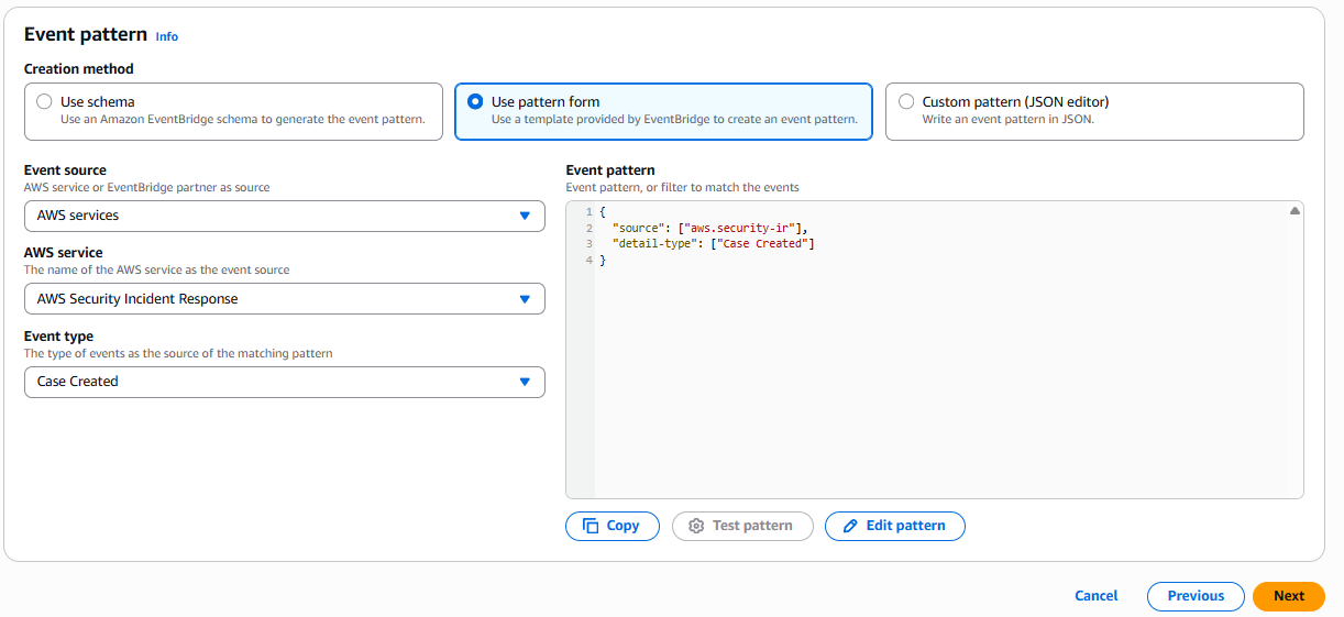 Los servicios de AWS envían eventos al bus de eventos predeterminado de EventBridge. Si un evento coincide con el patrón de eventos de una regla, EventBridge envía el evento a los destinos especificados en la regla.