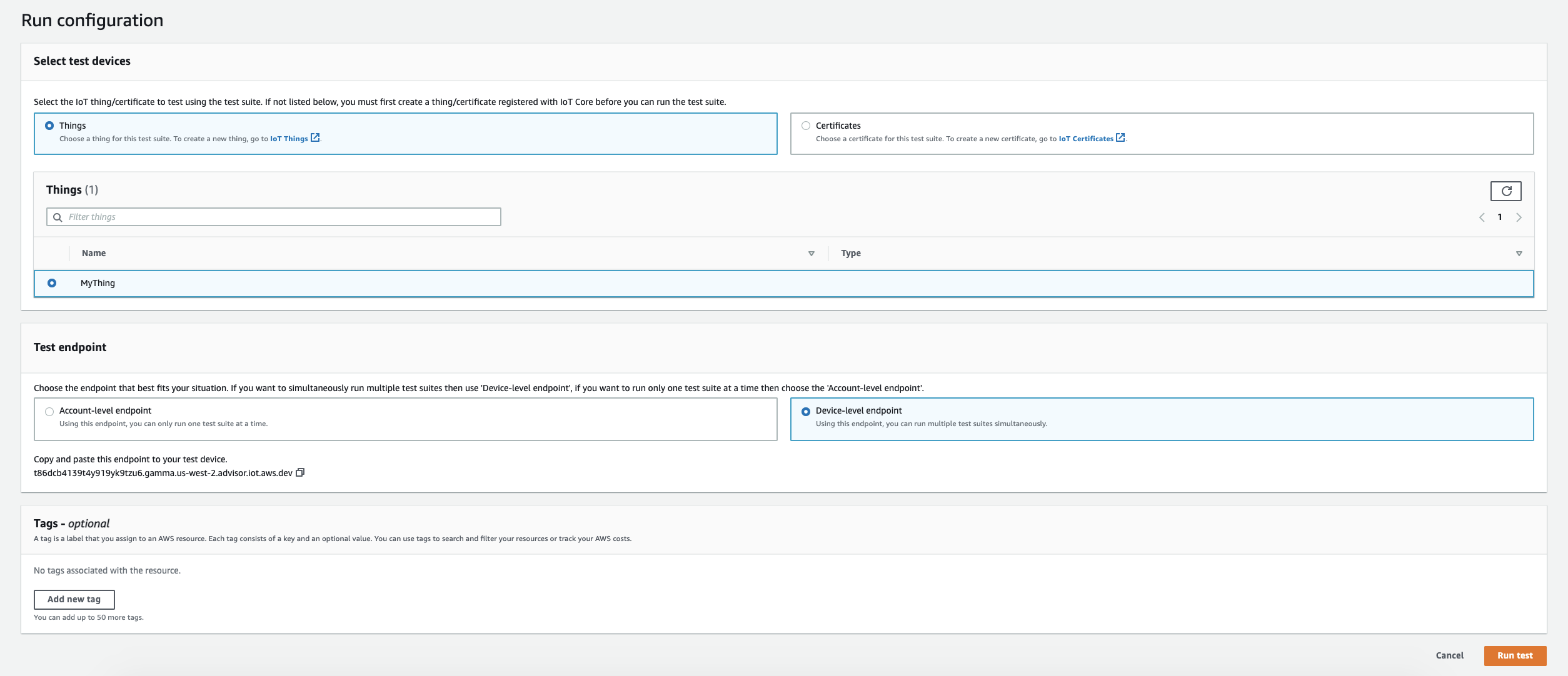 Configuration sur laquelle exécuter une suite de tests AWS IoT Core, vous permettant de sélectionner des appareils de test (objets ou certificats), de choisir un point de terminaison de test (au niveau du compte ou au niveau de l'appareil) et d'ajouter éventuellement des balises.