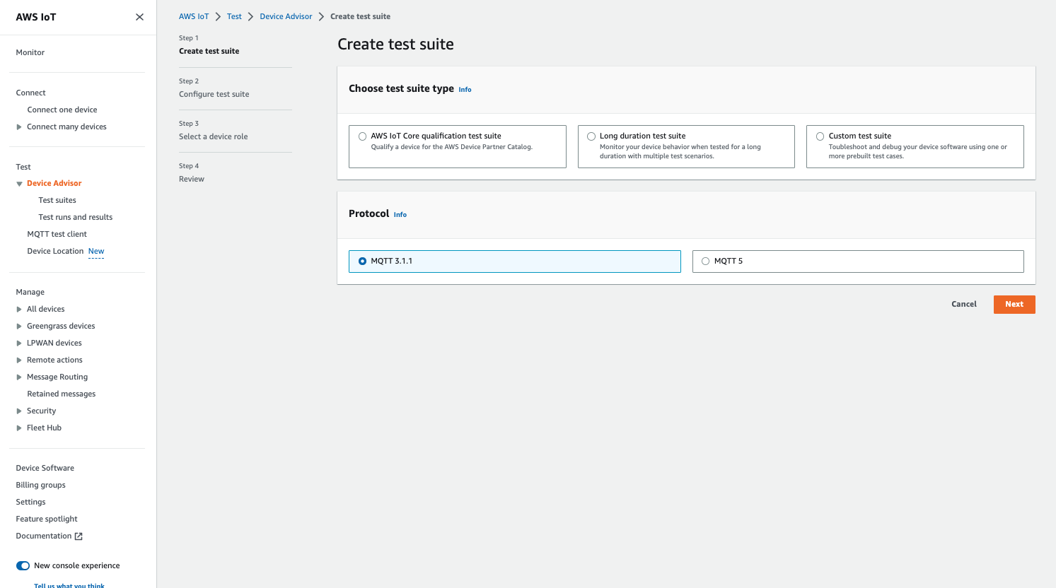 « Créer une suite de tests » avec des options permettant de choisir le type de suite de tests (AWS IoT Core qualification, longue durée ou personnalisé) et le protocole (MQTT 3.1.1 ou MQTT 5).
