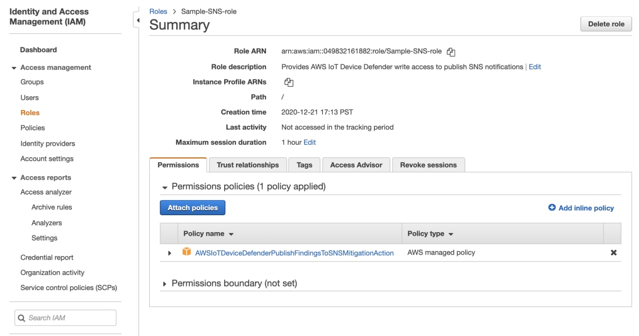 Halaman ringkasan peran IAM yang menampilkan Sample-SNS-role detail seperti ARN peran, deskripsi, ARNs profil instance, jalur, waktu pembuatan, durasi sesi maksimum, dan temuan publikasi AWS IoT Device Defender terapan ke kebijakan tindakan mitigasi SNS