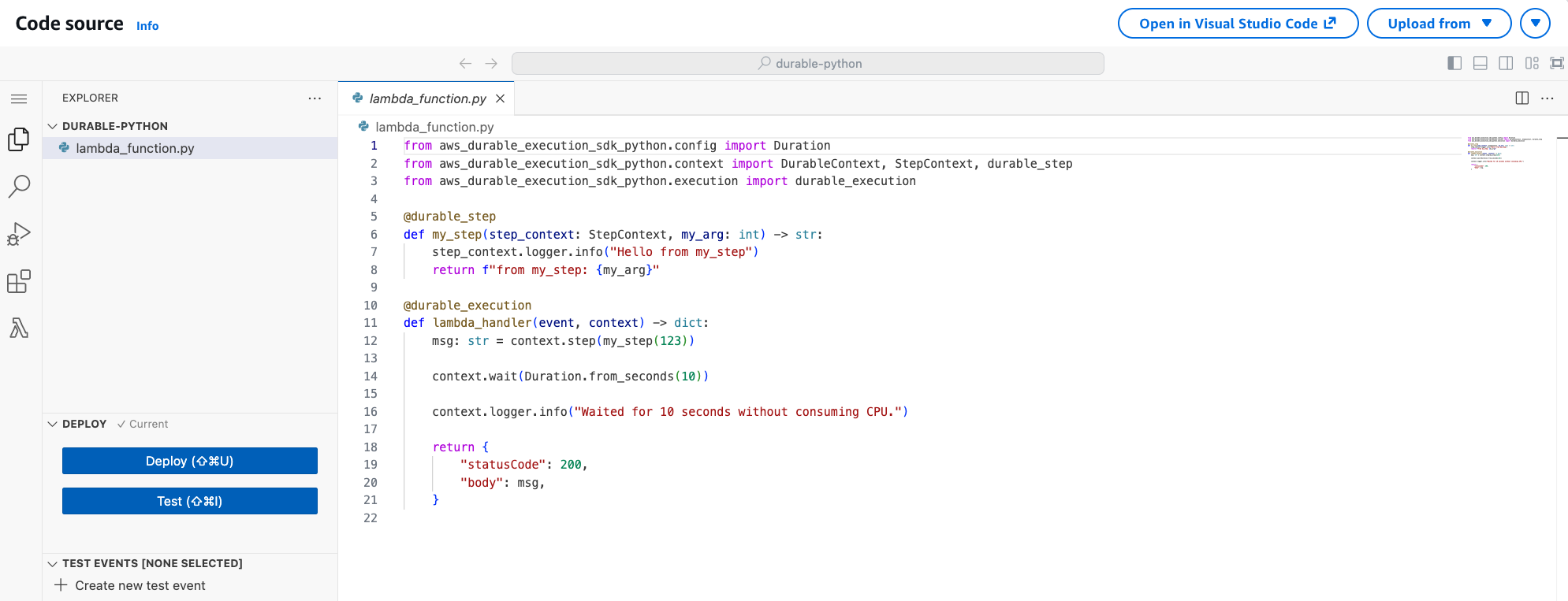 Diagram yang menunjukkan editor kode konsol dan file lambda_function.py di file explorer