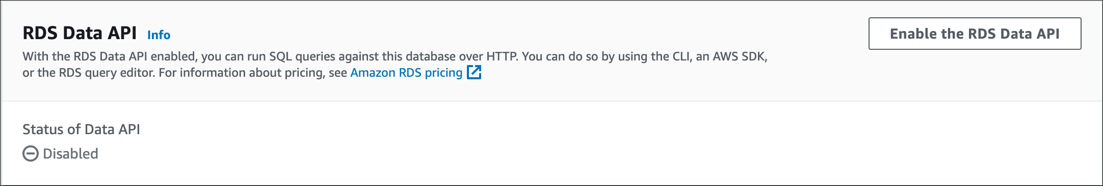 La sezione RDS Data API nella scheda Connettività e sicurezza della pagina dei dettagli per un cluster DB. Lo stato di Data API viene visualizzato come disabilitato ed è presente il pulsante Abilita RDS Data API.