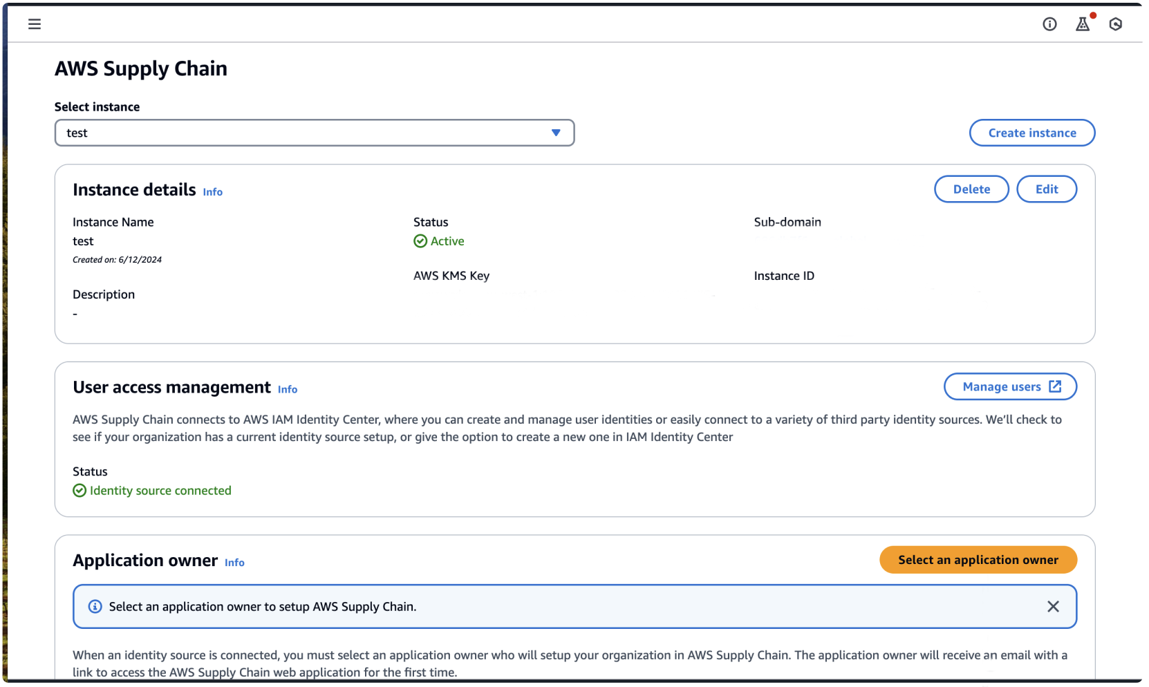 Catena di approvvigionamento di AWS interface showing instance details, user access management, and application owner selection.