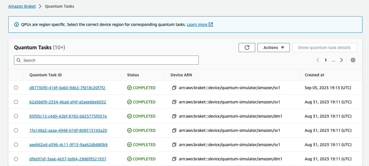 La console Amazon Braket Quantum Tasks mostra un elenco di ID di attività quantistiche completate, i relativi ARN dei dispositivi e i timestamp di creazione.