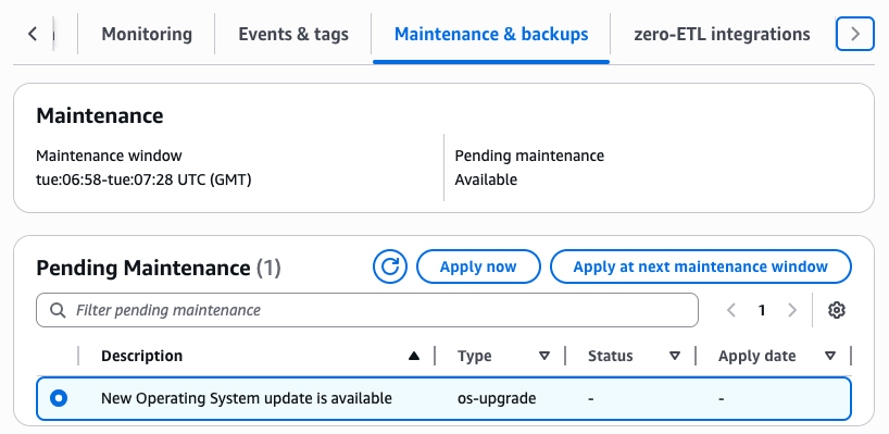 Console Amazon DocumentDB che mostra la colonna Maintenance per i cluster.