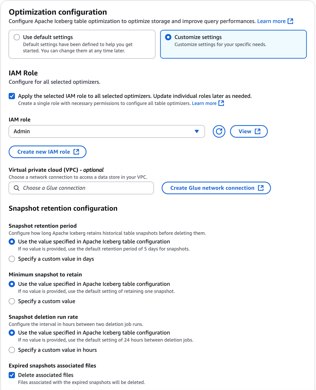 Pagina dei dettagli della tabella Apache Iceberg con l'opzione Enable Retention>Personalizza impostazioni.