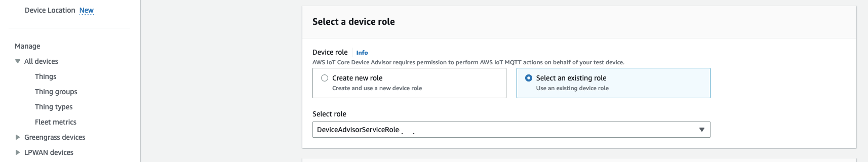 Un'interfaccia web per la selezione di un ruolo del dispositivo, con opzioni per creare un nuovo ruolo o selezionare un ruolo esistente denominato "»DeviceAdvisorServiceRole.