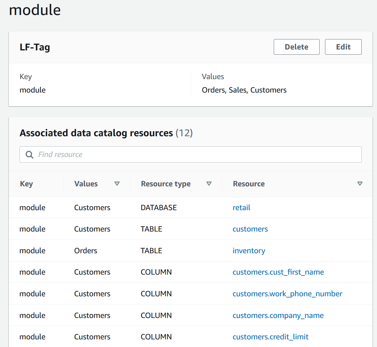 この画像は、「module」というキーの LF タグ詳細ページのスクリーンショットです。LF タグの詳細ページには 2 つのセクションがあります。上部のセクションには LF タグのキーと値が表示されています。下部のセクションには、[キー]、[値]、[リソースタイプ]、および [リソース] の列がある表に、LF タグに関連付けられているリソースが表示されています。テーブルには 12 個の行ありますが、スクリーンショットには 7 行のみが表示されています。これらのテーブル行は、LF タグがデータベース、そのデータベース内の 2 つのテーブル、および継承によってそれらのテーブルの列に割り当てられていることを示しています。
