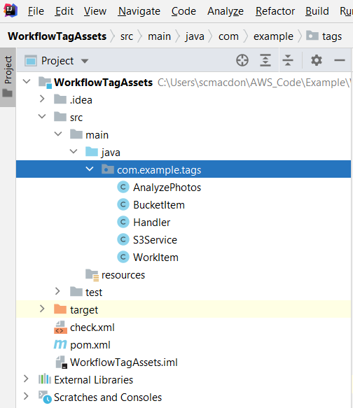 ワークフローのタグ付けアセットの Java クラスを示すプロジェクト構造。AnalyzePhotos、BucketItem、Handler、S3Service、WorkItem が表示されている。
