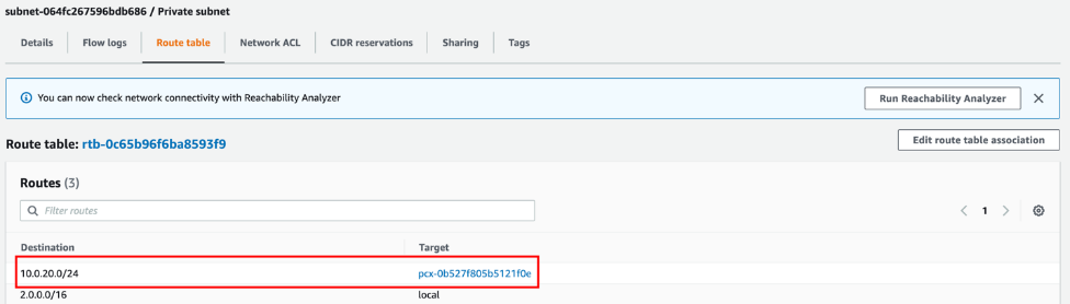 ピアリング接続を介して Amazon EMR アカウントから Studio VPC IP 範囲 (ここでは 10.0.20.0/24) への戻りルートを示す、Amazon EMR VPC サブネットのルートテーブル