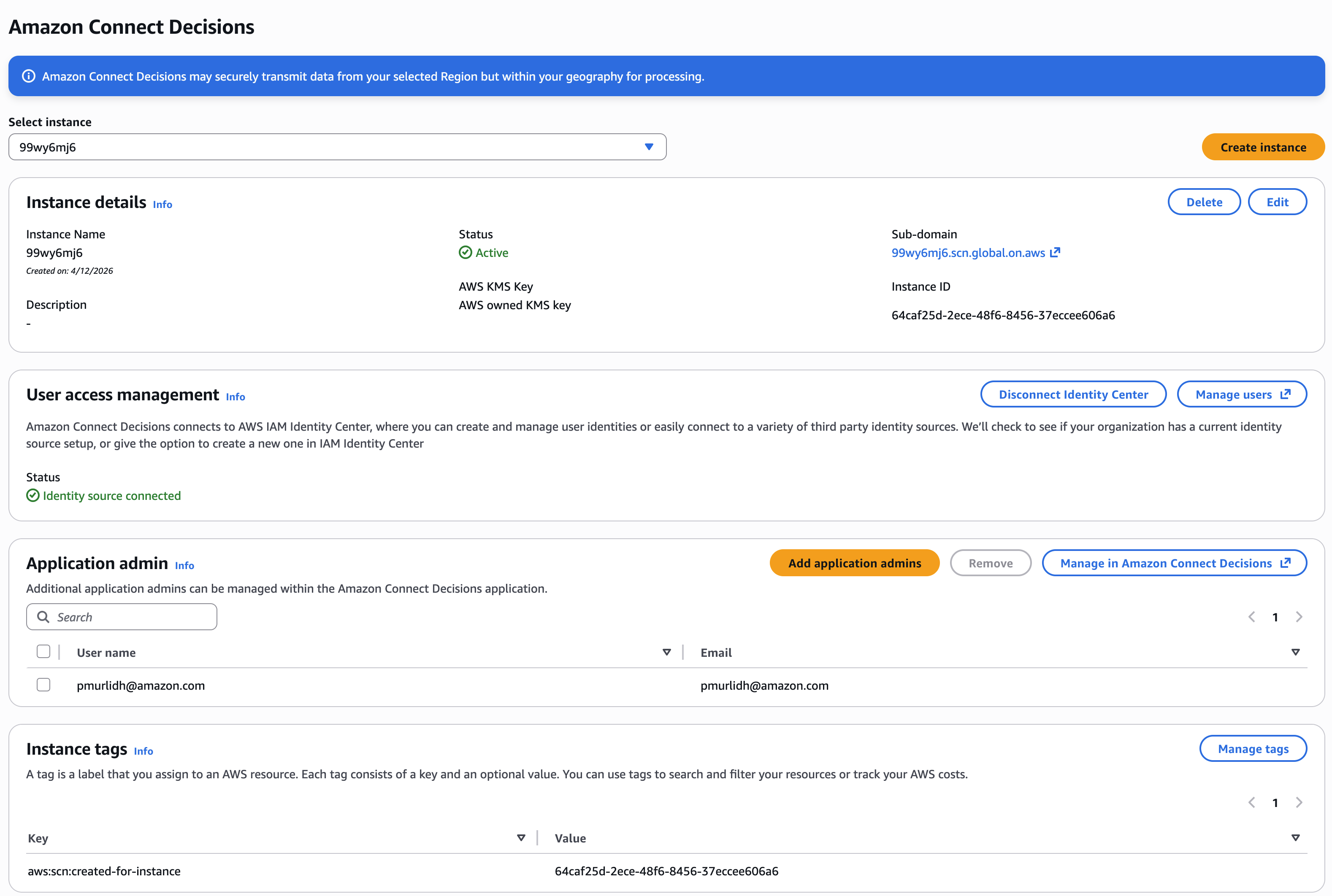 Página de detalhes da instância do Amazon Connect Decisions mostrando o nome da instância, status, subdomínio e seções de gerenciamento de acesso do usuário.