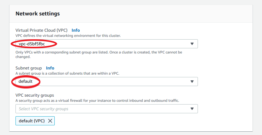 Formulário de configurações de rede mostrando as opções de VPC, grupo de sub-rede e grupos de segurança de VPC. Os campos VPC e Grupo de sub-rede têm as opções padrão selecionadas.