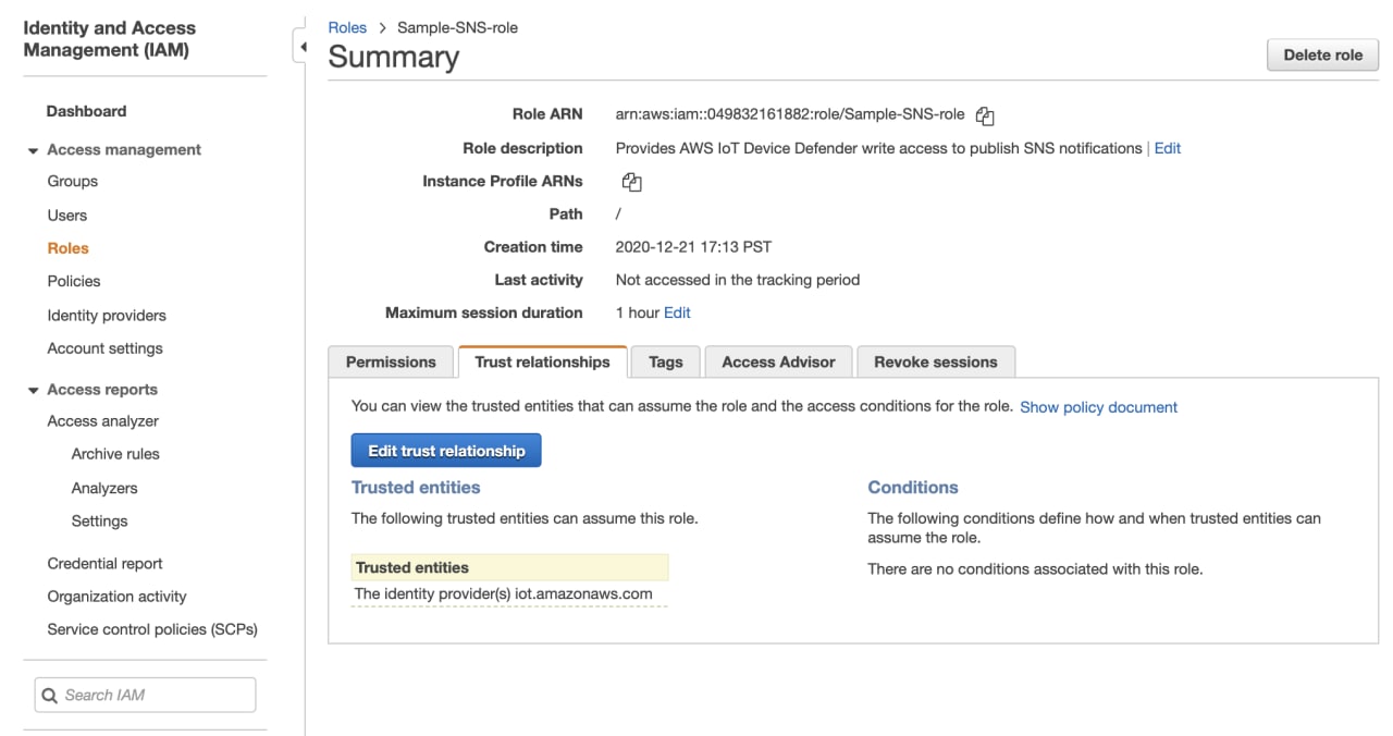 Resumo de Sample-SNS-role do IAM mostrando o ARN do perfil, a descrição do perfil fornecendo acesso de gravação do AWS IoT Device Defender para publicar notificações do SNS, o caminho, a hora da criação e as entidades confiáveis