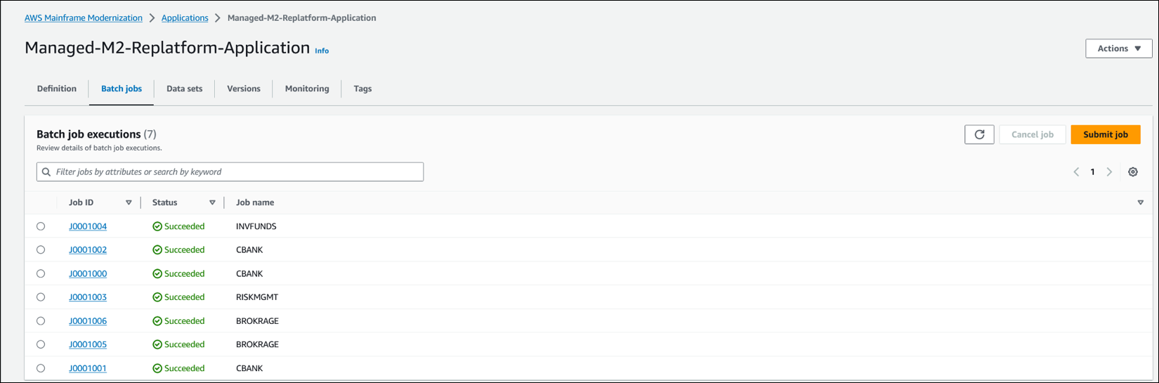 Trabalhos e status listados no console de modernização do AWS Mainframe.