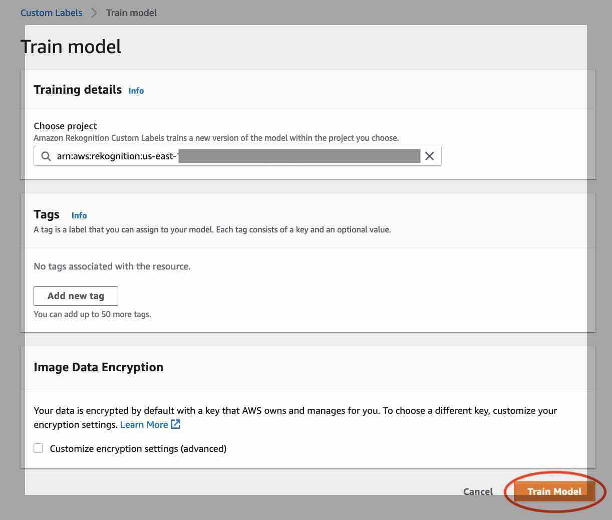 Página de configuração de treinamento de modelo mostrando o campo de entrada do ARN do projeto, a seção Tags vazia e o botão Treinar modelo.