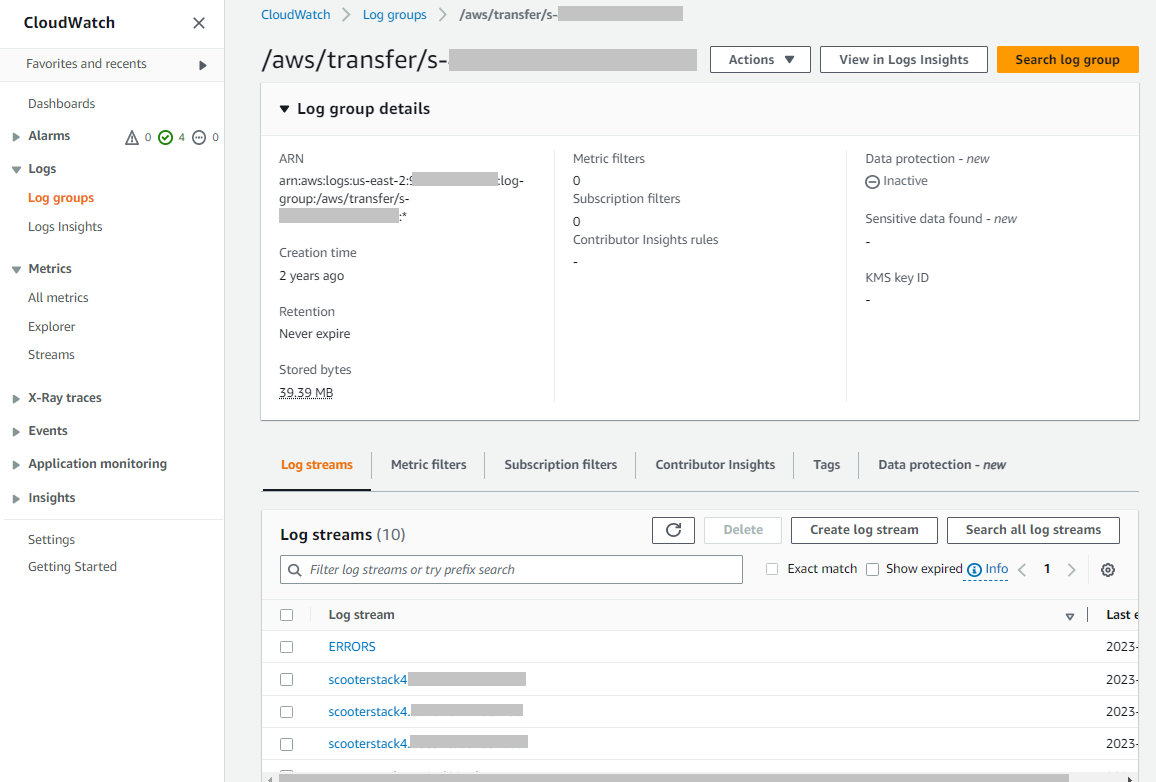 A página de detalhes do grupo de logs. Além do grupo de logs, ele apresenta uma lista dos fluxos de registros recentes.