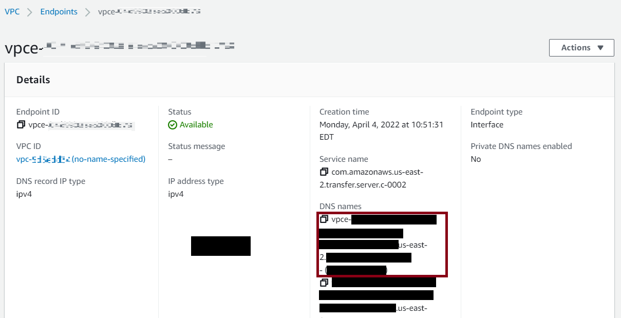 A página Endpoints do console da Amazon VPC, mostrando os Nomes de DNS de um endpoint selecionado.