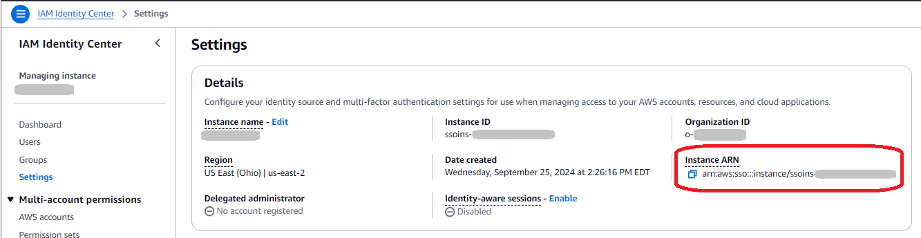 Captura de tela do console AWS IAM Identity Center mostrando a página Configurações com o ARN da instância circulado.