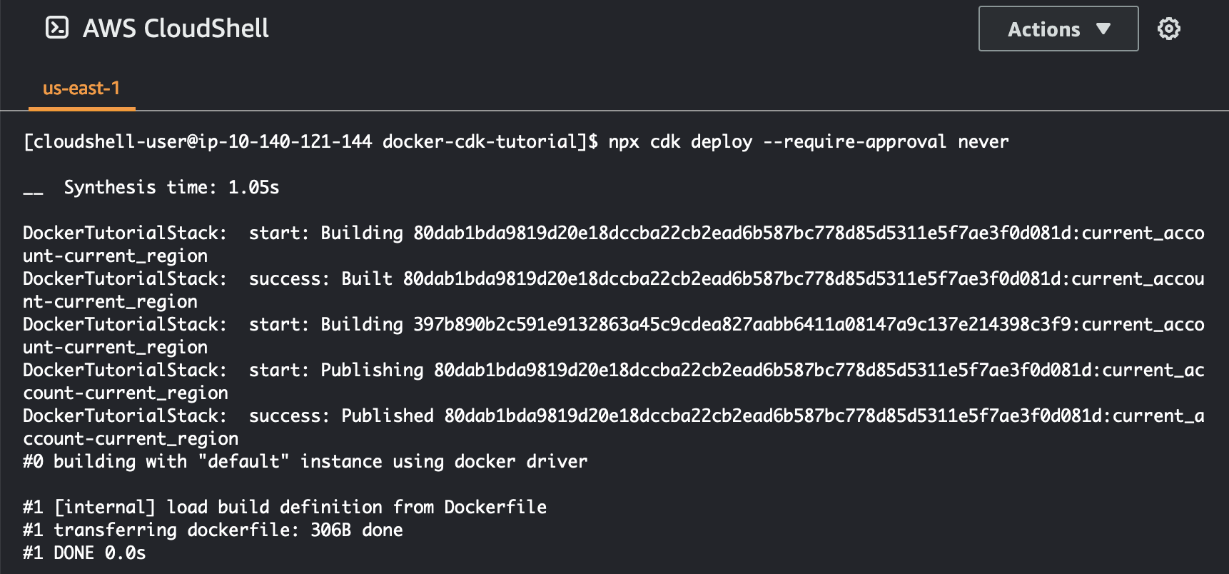 使用 AWS CDK CLI 合成项目和部署资源的命令的图像。