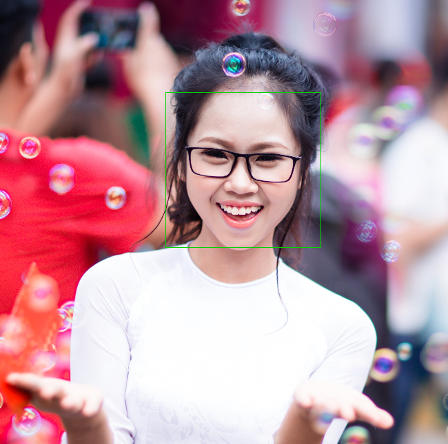 一位戴着眼镜且面带微笑的年轻女子，她周围散布着气泡。