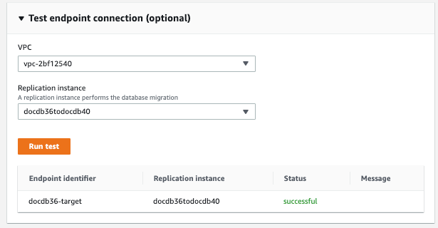 影像： AWS DMS 目標的測試端點連線對話方塊，顯示兩個下拉式功能表、測試按鈕和執行的測試清單。