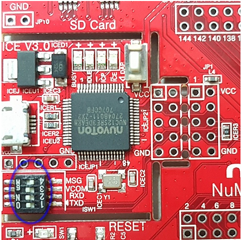 標示有 SD 卡插槽、微控制器、接腳、電源和重設連接器的電路板。