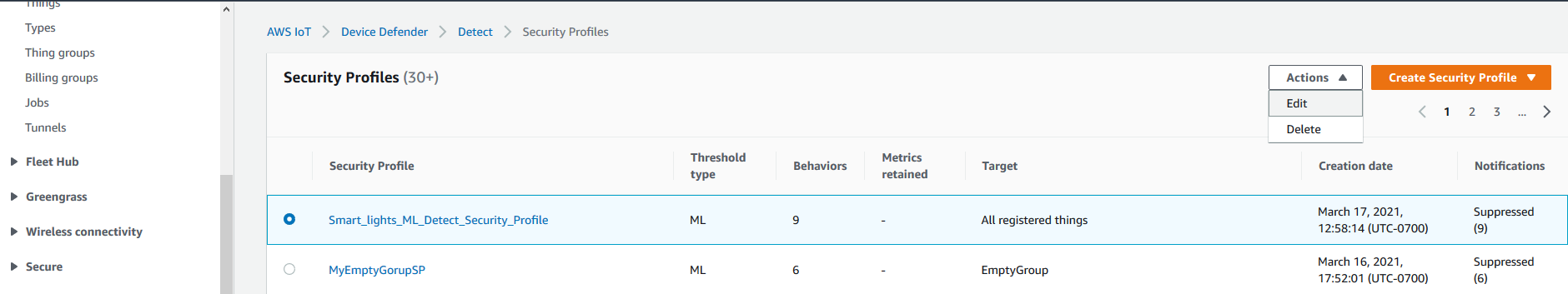 AWS IoT Device Defender 安全性設定檔清單，當中顯示設定檔名稱、ML 閾值類型、保留的行為、目標物件、建立日期、通知狀態