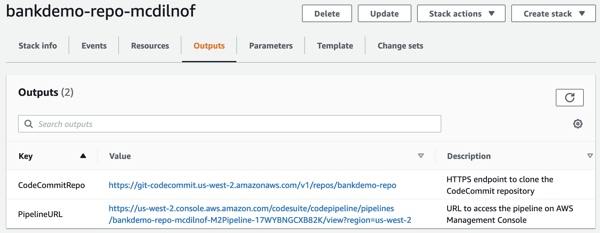 AWS CloudFormation 輸出索引標籤顯示 CodeCommit 儲存庫和 CodePipeline 的端點。