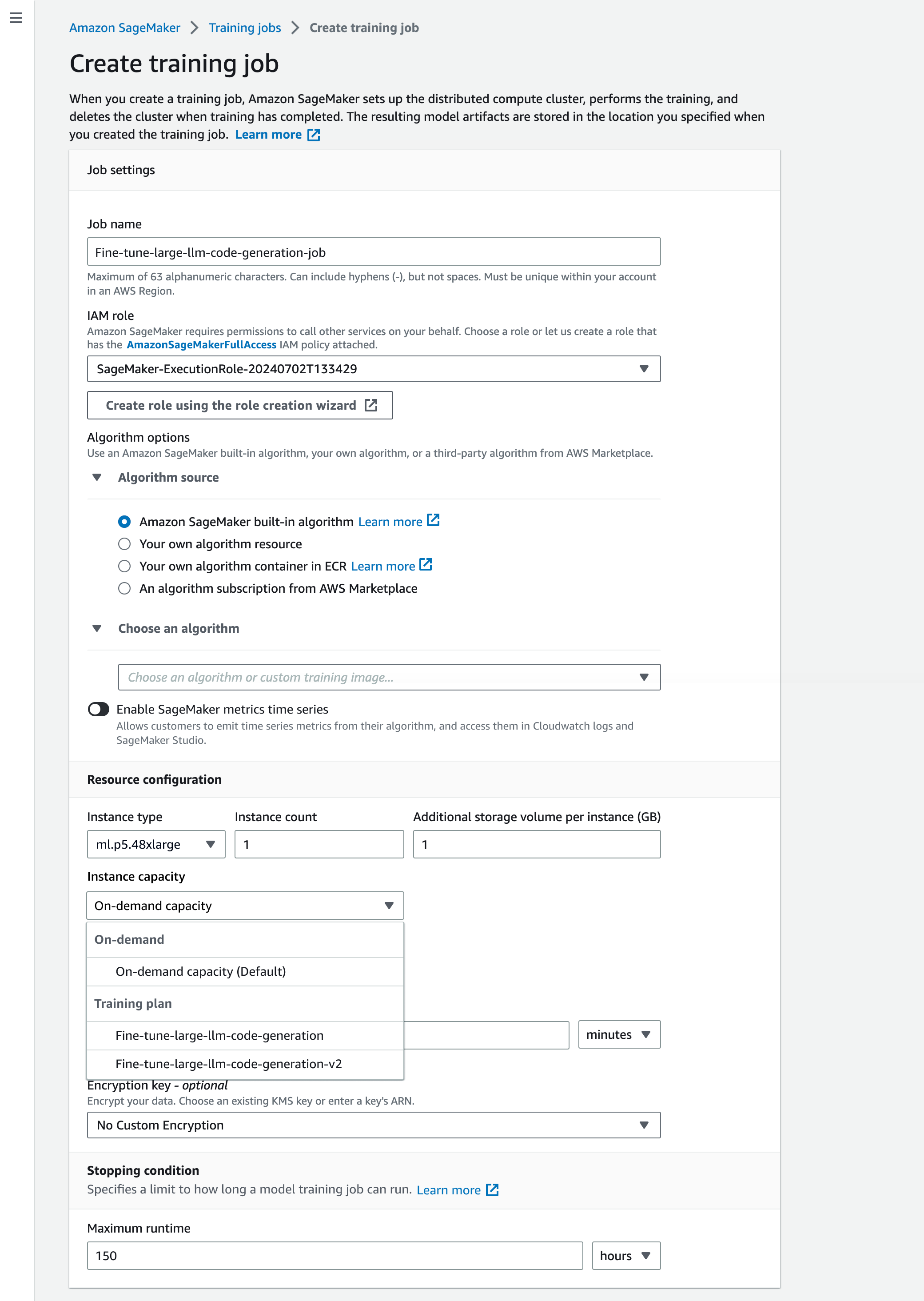SageMaker AI 主控台頁面,用於建立新的訓練任務。此頁面會顯示各種組態選項,包括任務設定、演算法選項、資源組態、訓練計劃選擇和停止條件。
